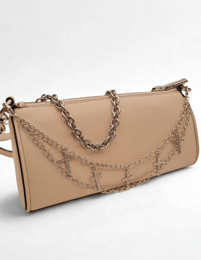 Transforme ton sac avec nos chaînes élégantes et modulables ! Que ce soit pour apporter une touche chic, moderniser un ancien sac ou simplement varier les styles, nos chaînes sont idéales. Faciles à attacher et ultra tendances, elles te permettent de donner une nouvelle vie à ton sac préféré en quelques secondes.
✨ Explore notre collection et trouve la chaîne parfaite pour ton sac !