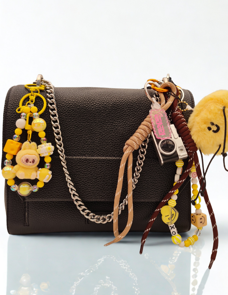 👜 Grigris de sac – Ajoute une touche unique à ton sac
Sublime ton sac avec un grigri original et tendance ! Nos charms et pampilles sont parfaits pour personnaliser ton sac à main, sac à dos ou cabas. Que tu préfères un style chic, bohème ou fun, nos grigris apportent cette touche unique qui fait toute la différence.